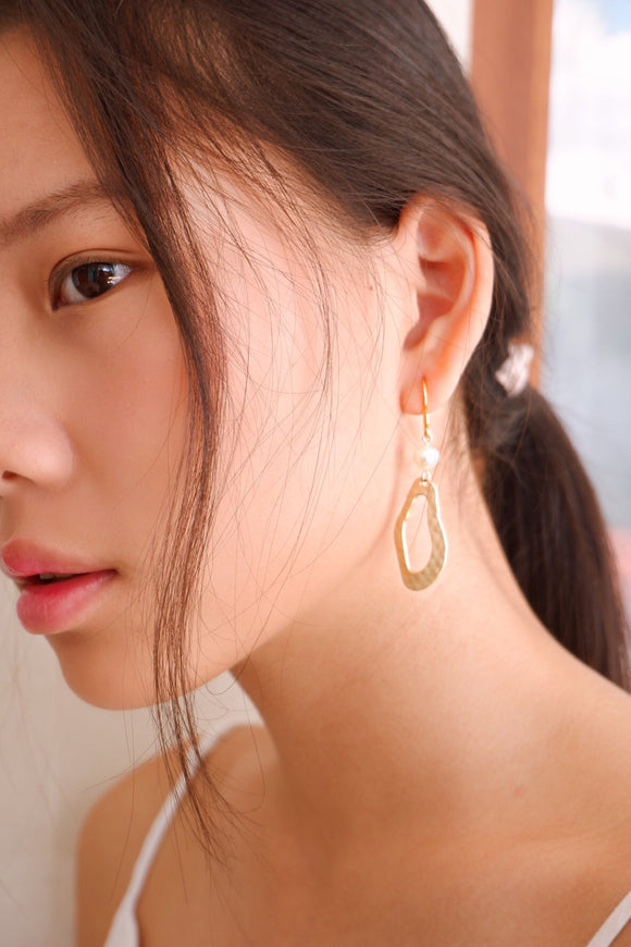 Wavy gold pearl pierce
